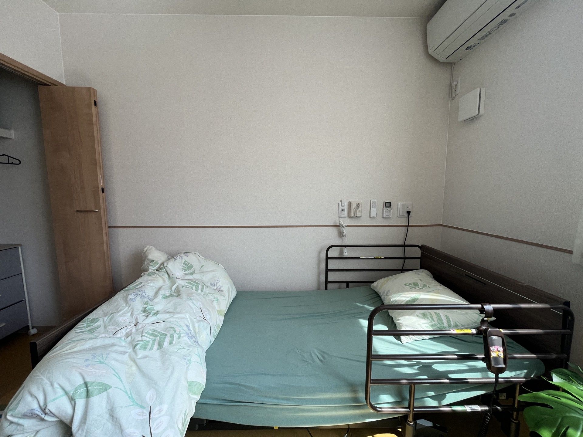 ベッドと設備のある部屋