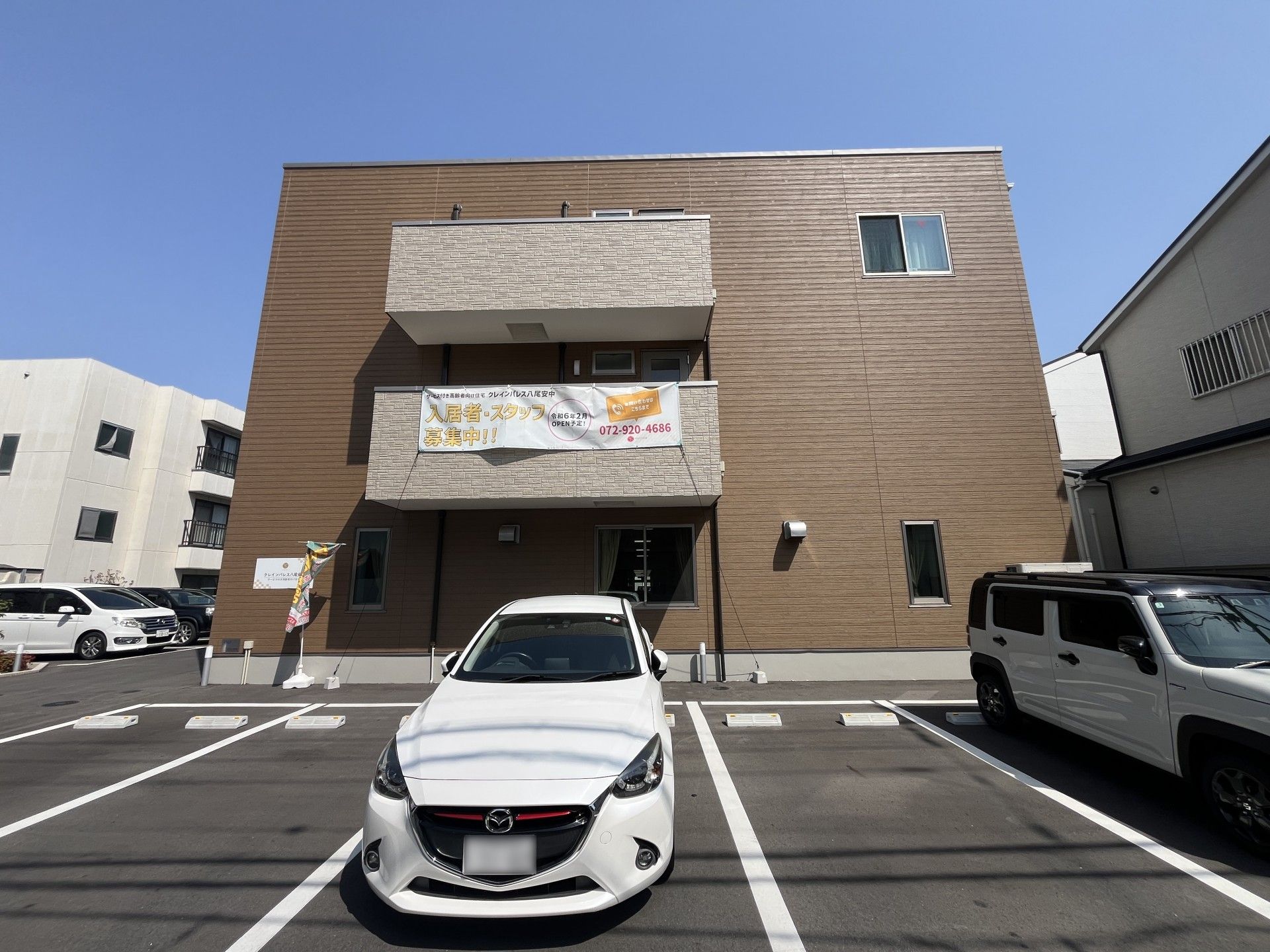 駐車場のある建物外観