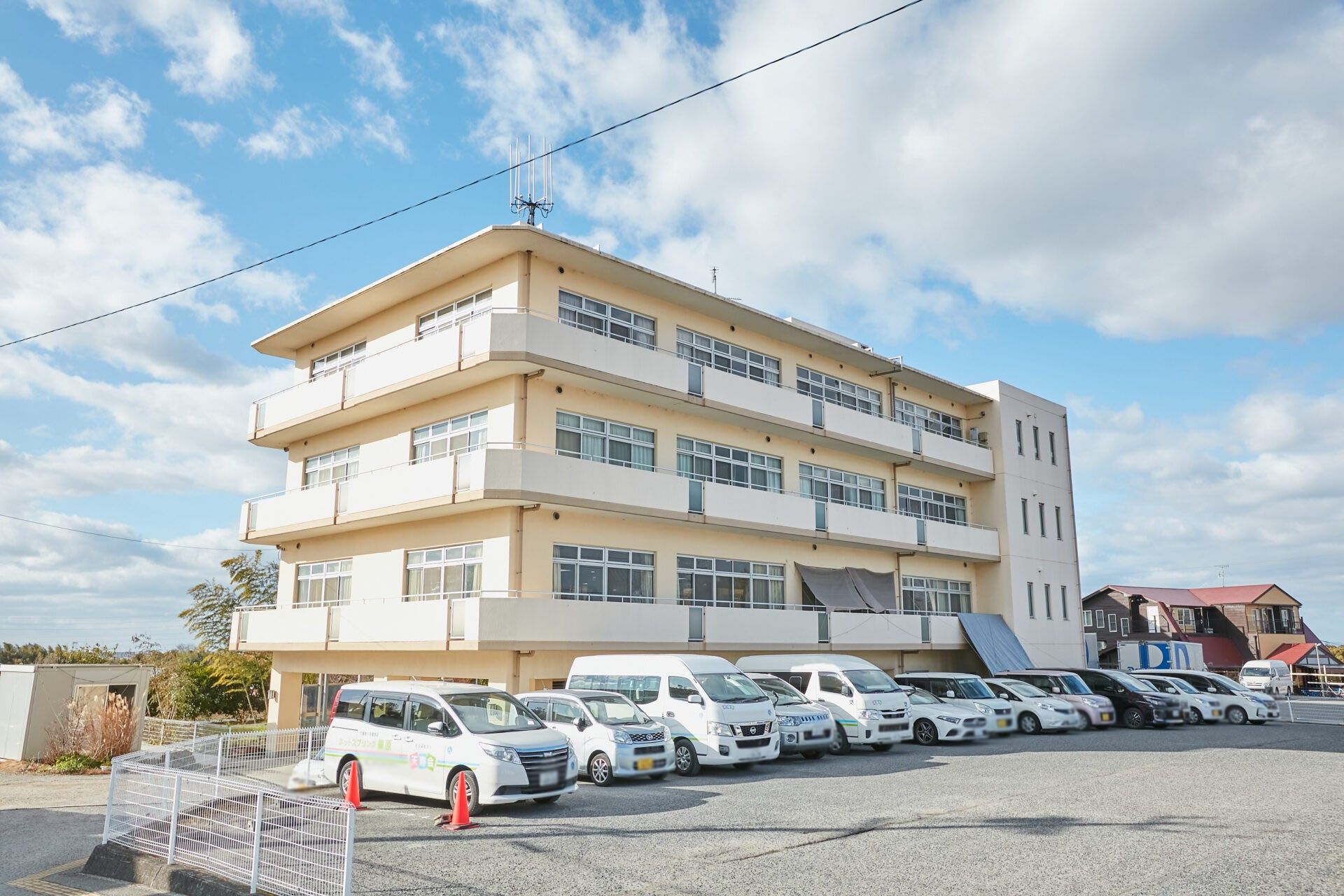 駐車場のある建物外観