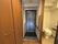 手すり付きのトイレ入口
