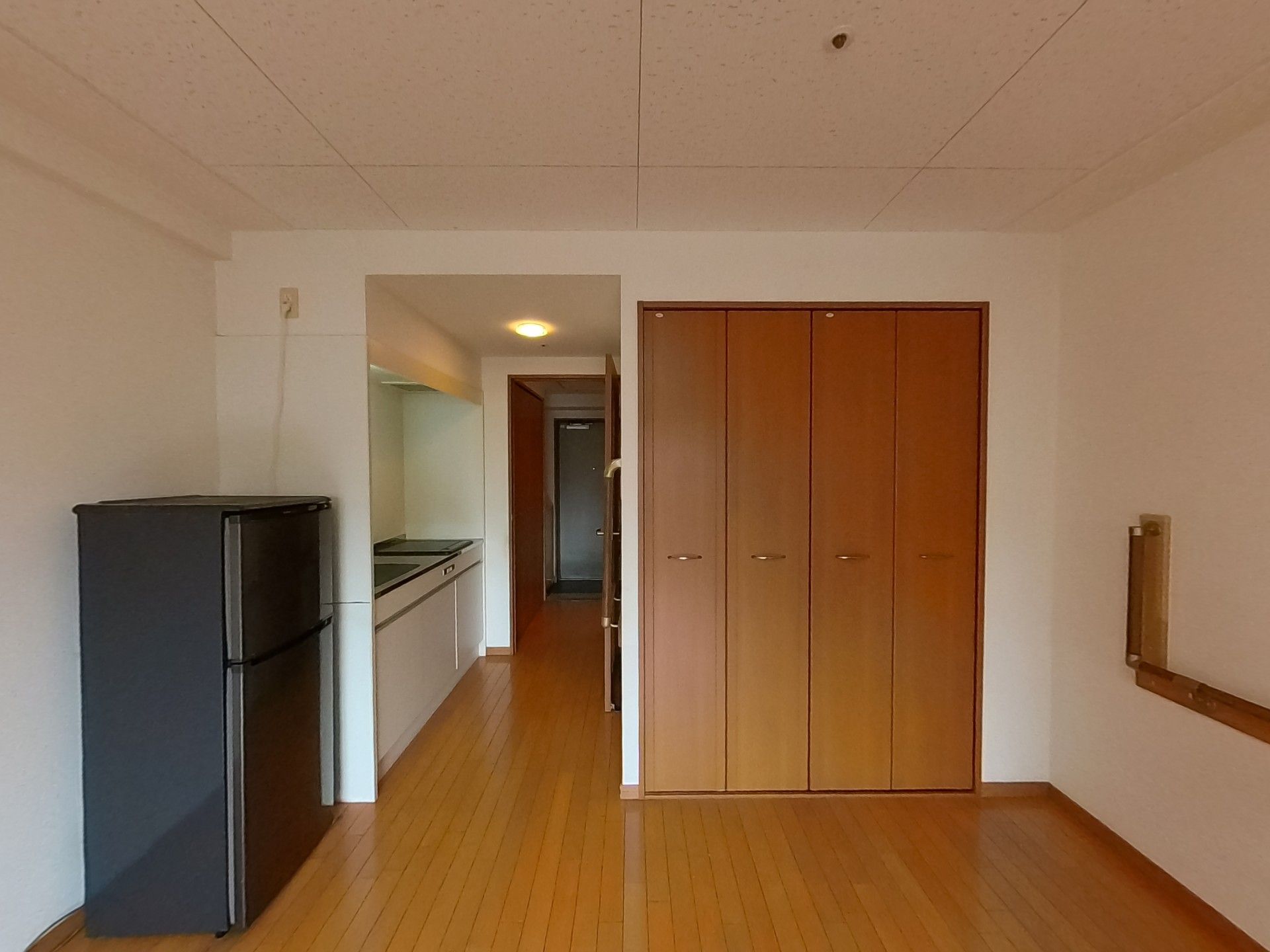 収納とキッチンのある部屋