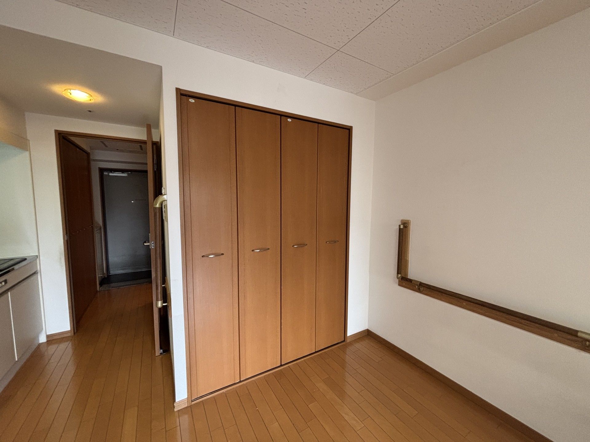 木製の収納と手すりのある廊下
