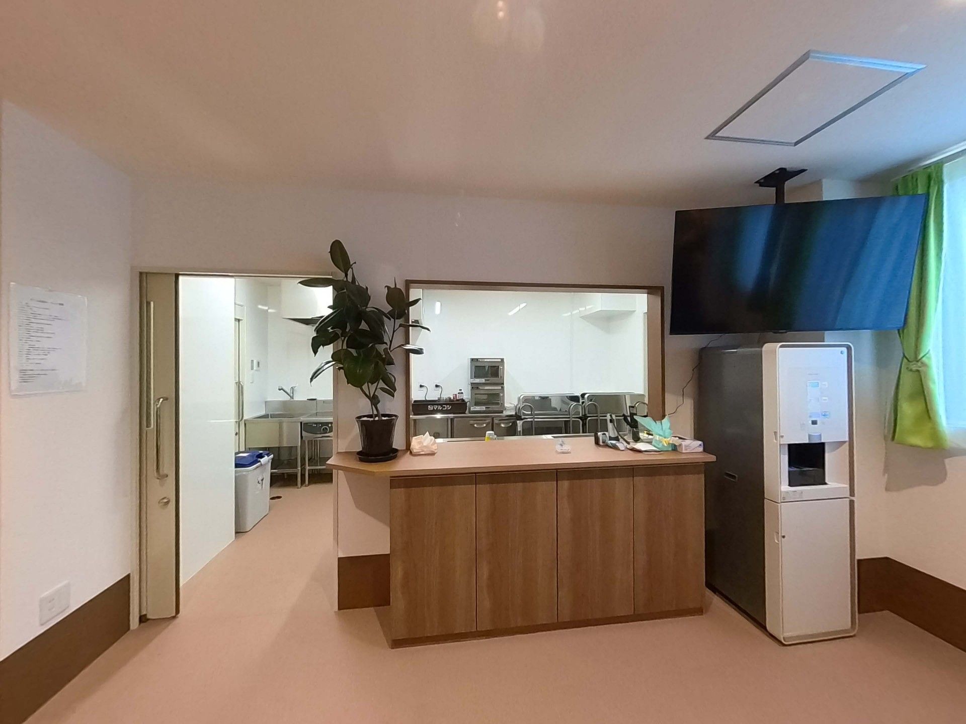 カウンターと給水機のある部屋