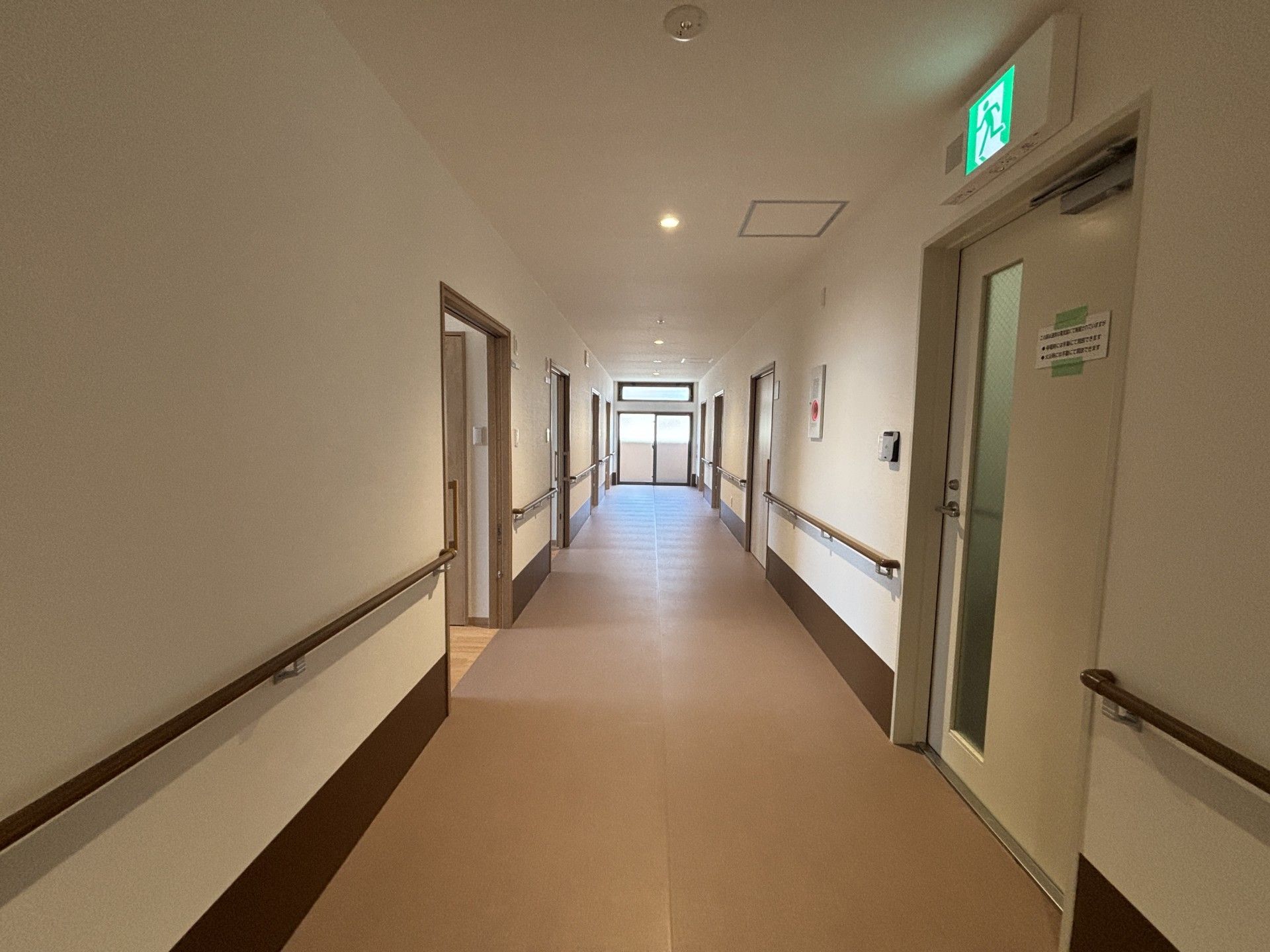 手すり付きの長い廊下