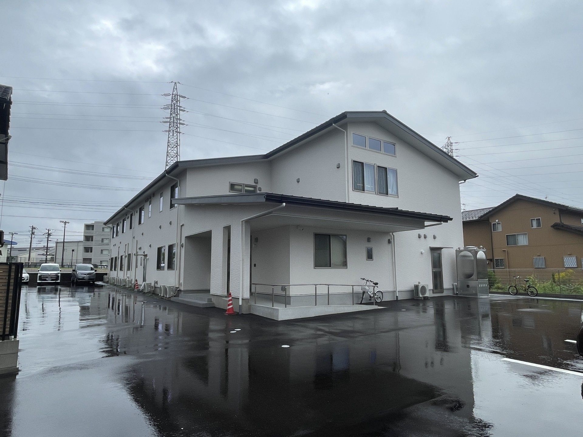 白い建物の外観
