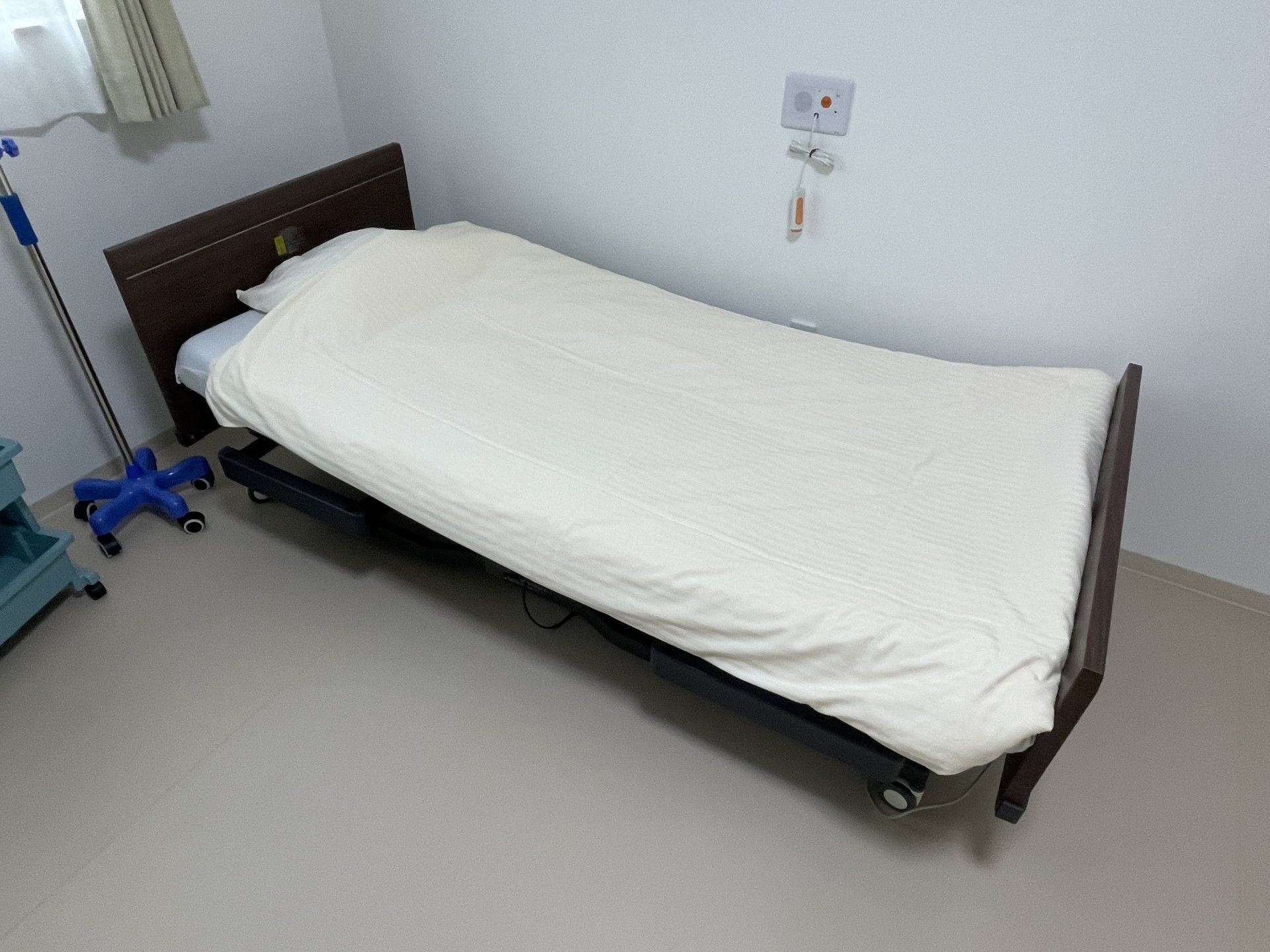 シンプルなベッドの部屋