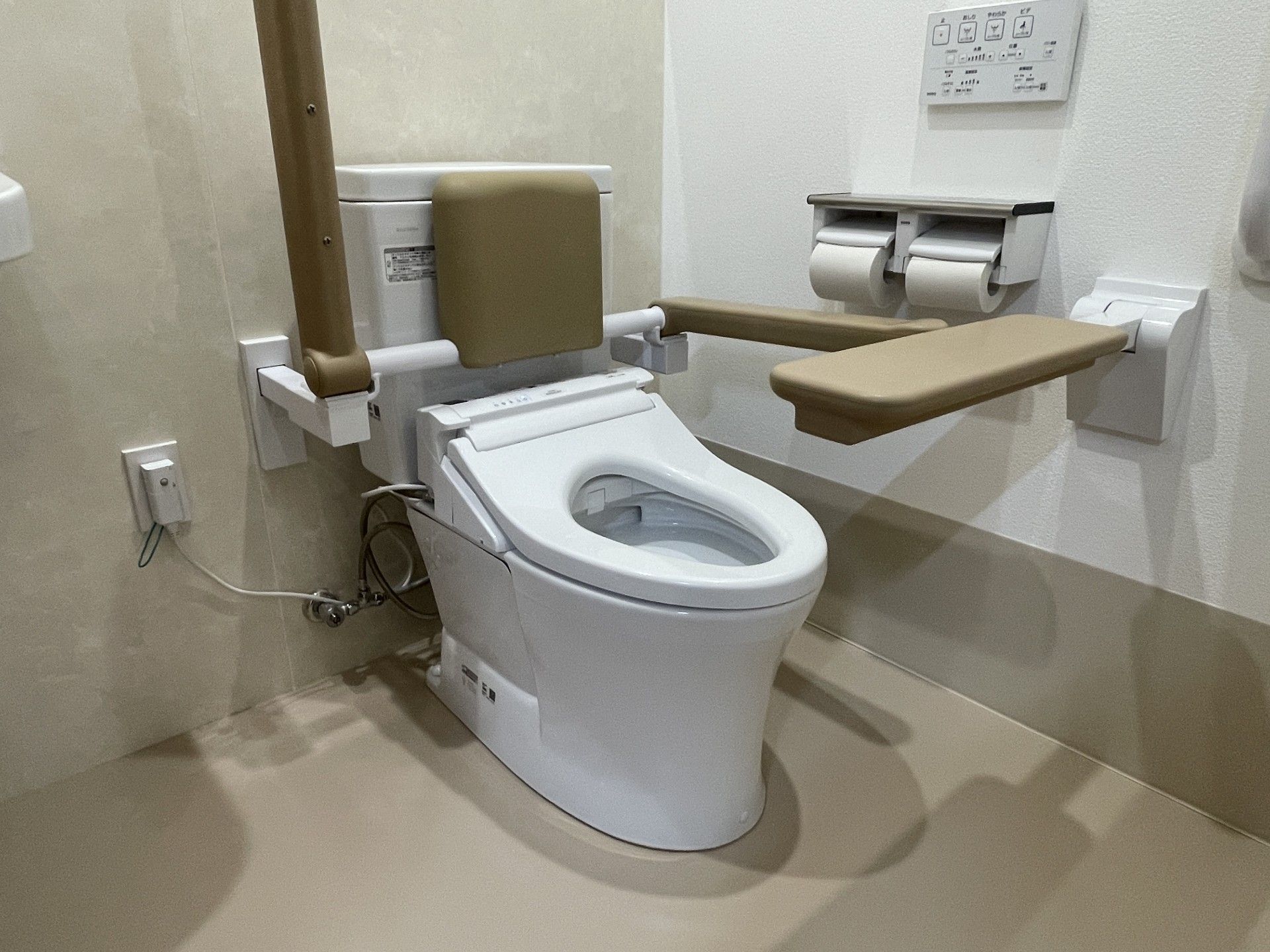 手すり付きのトイレ