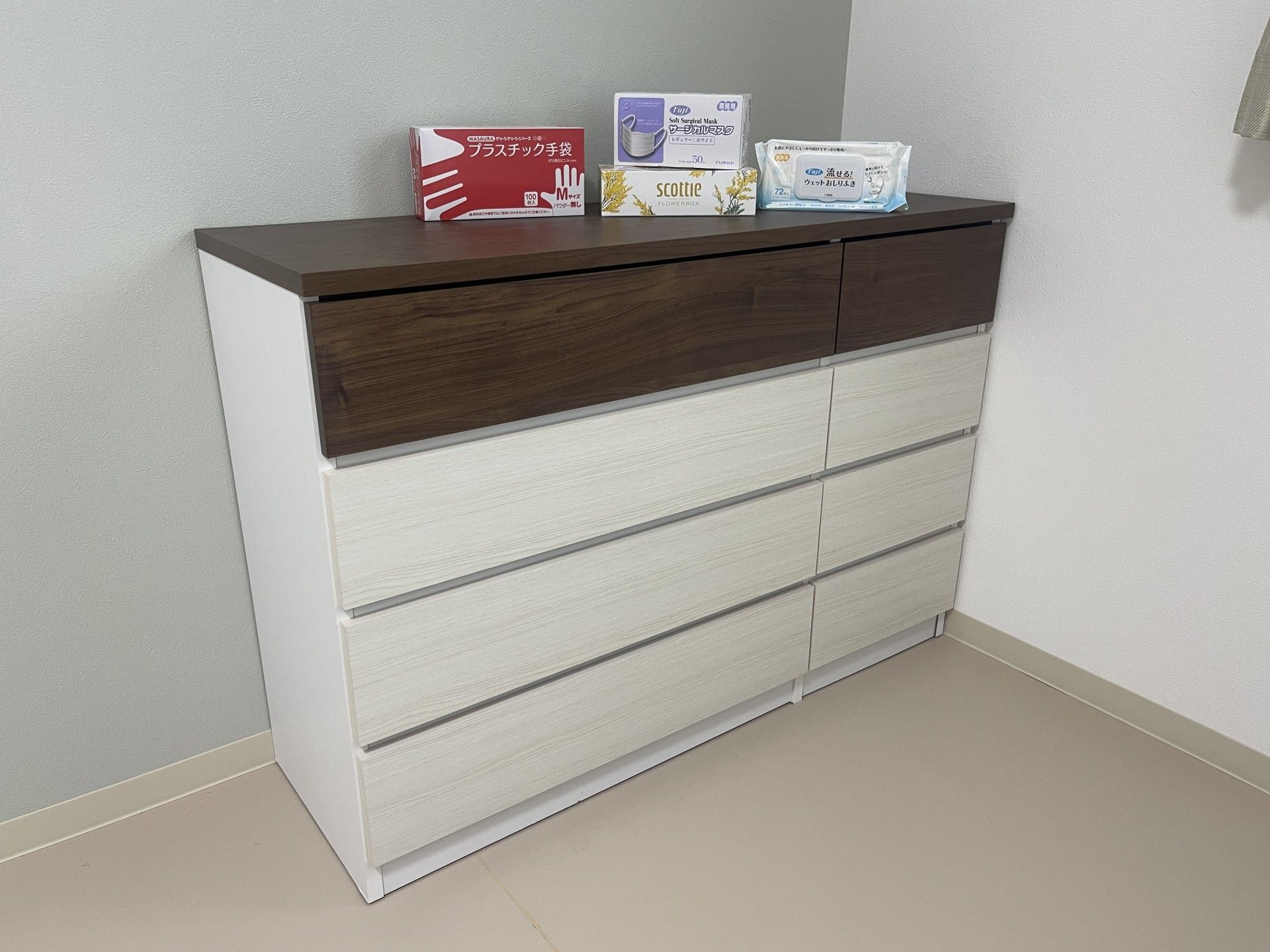 収納棚と衛生用品