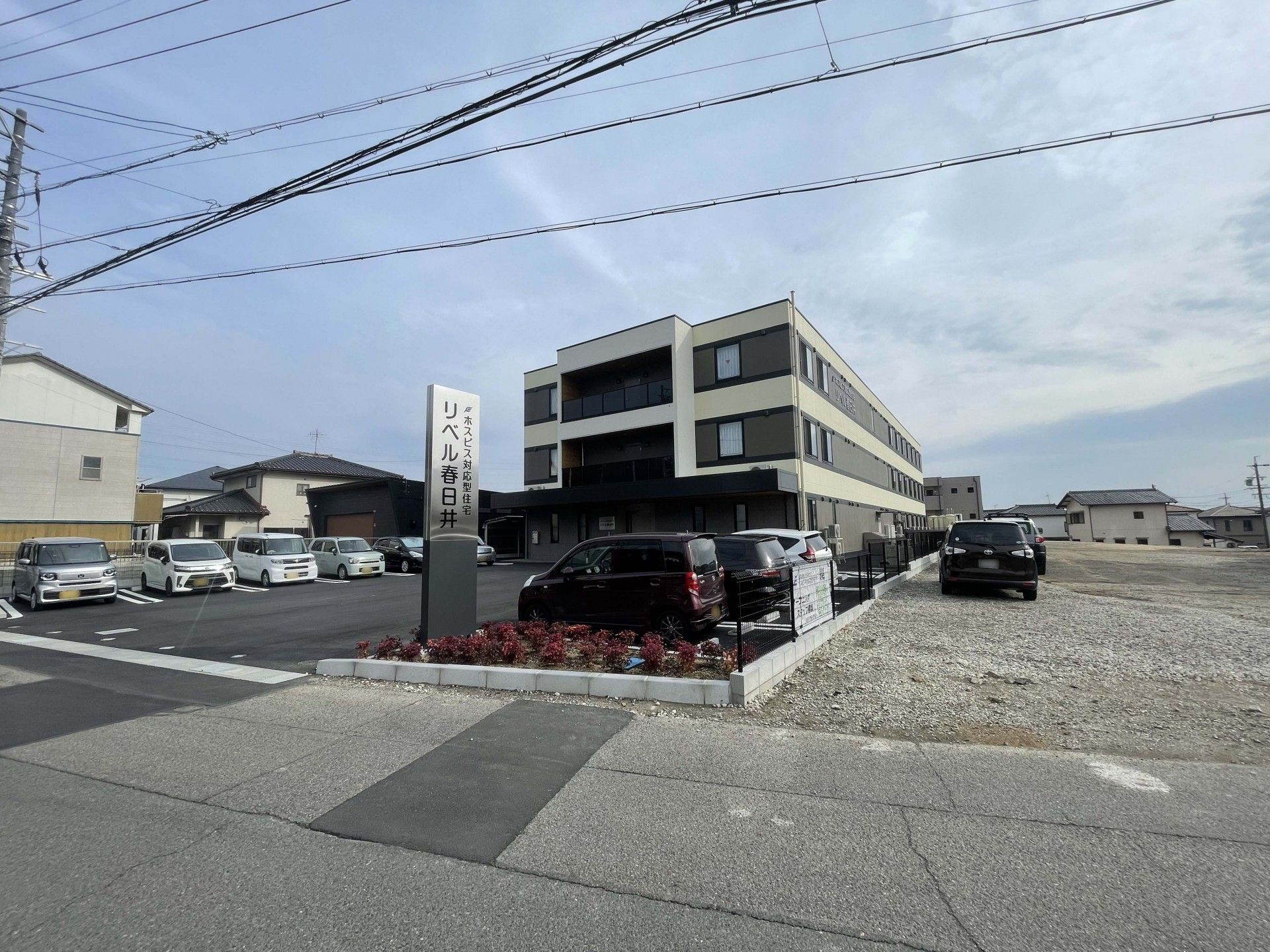 駐車場と建物の外観