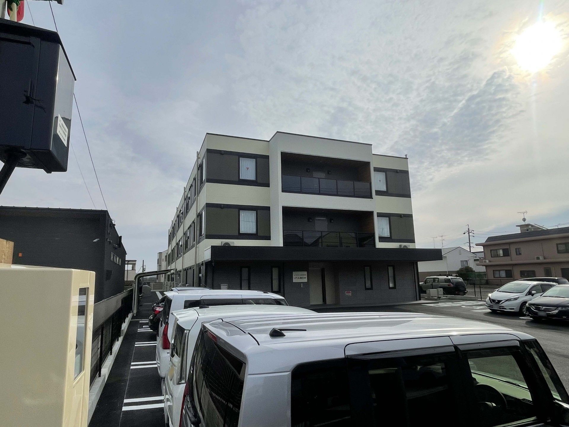 駐車場と建物の外観