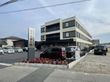 駐車場と建物の外観