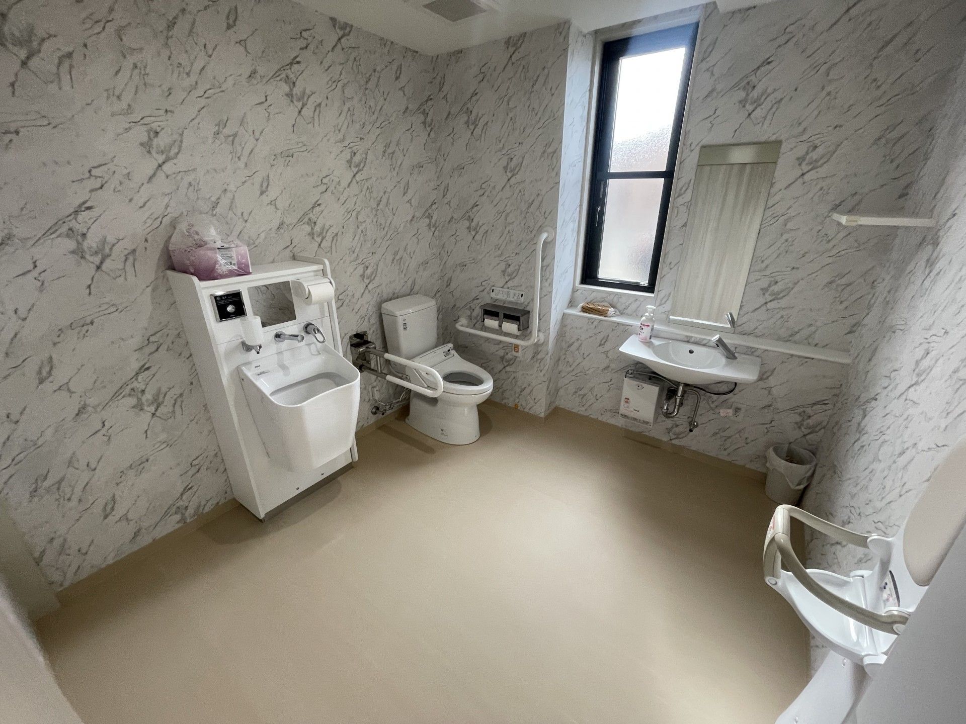 広いトイレの設備