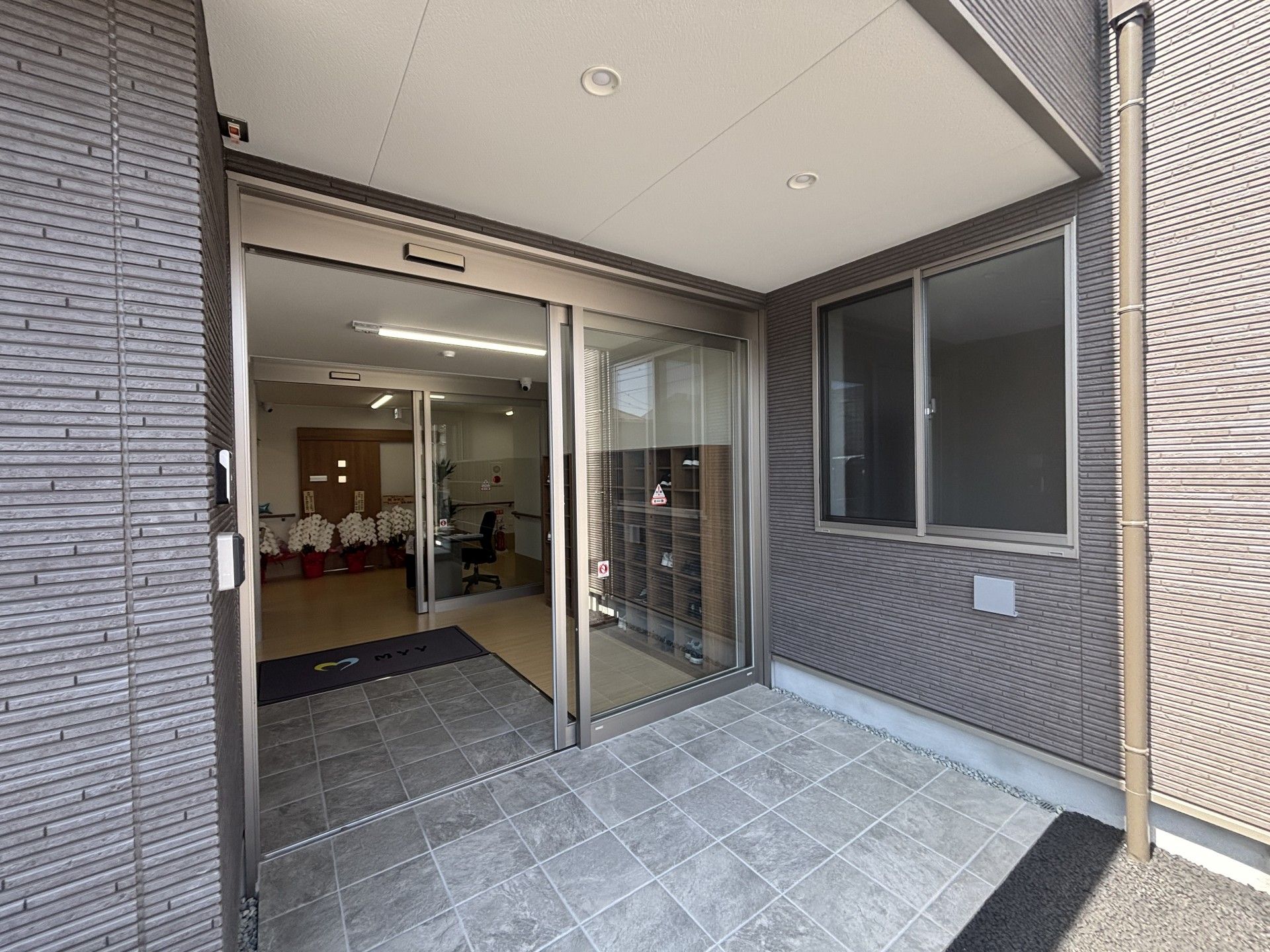 広い玄関の出入口