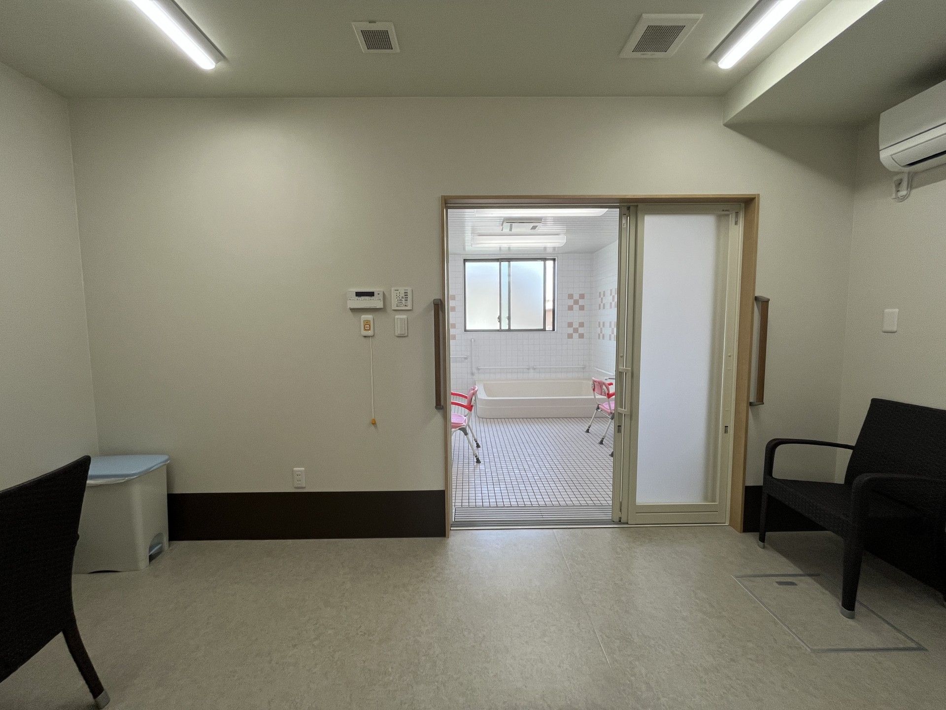 広い浴室の入口