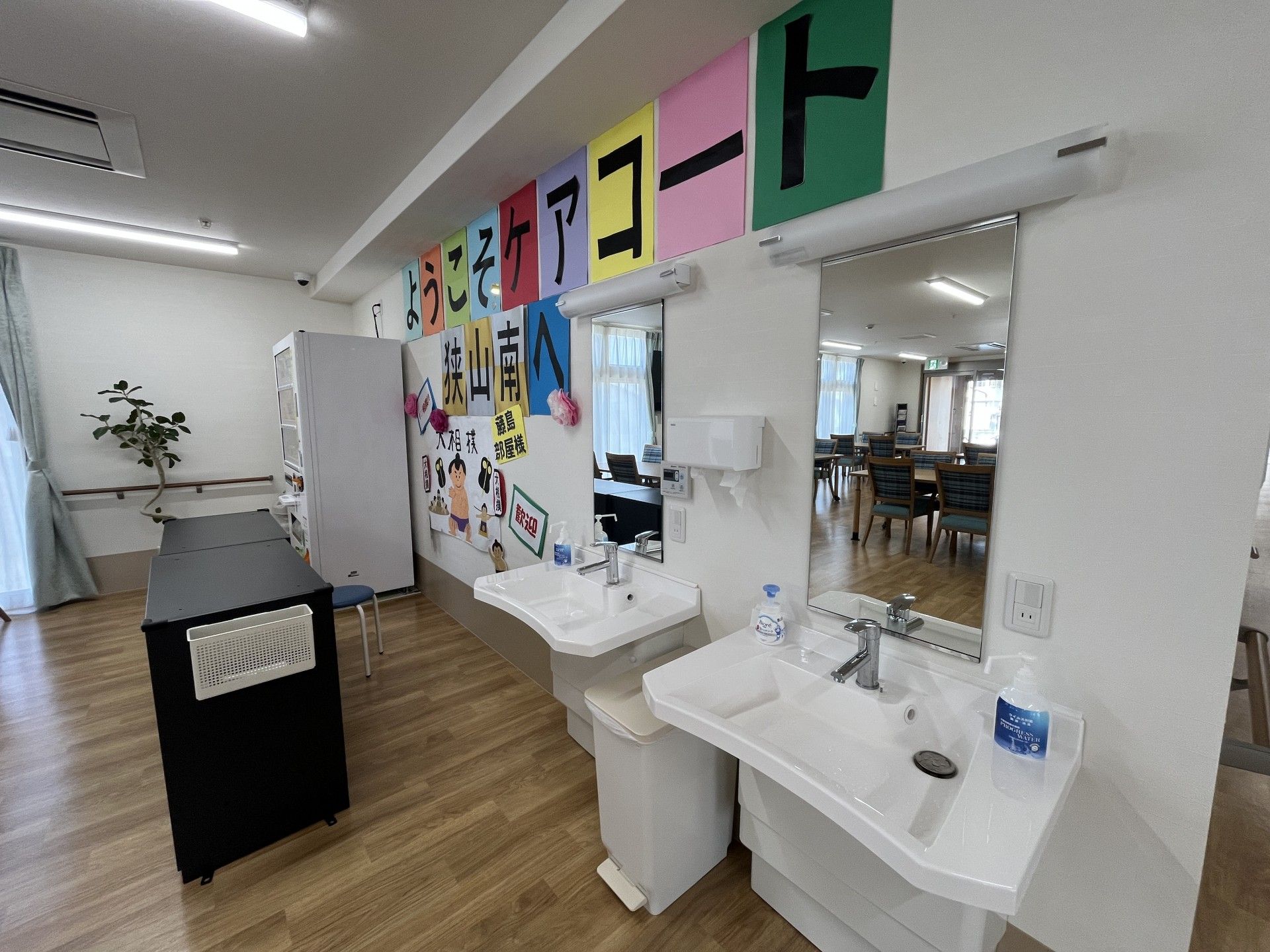 手洗い場と掲示板のある部屋