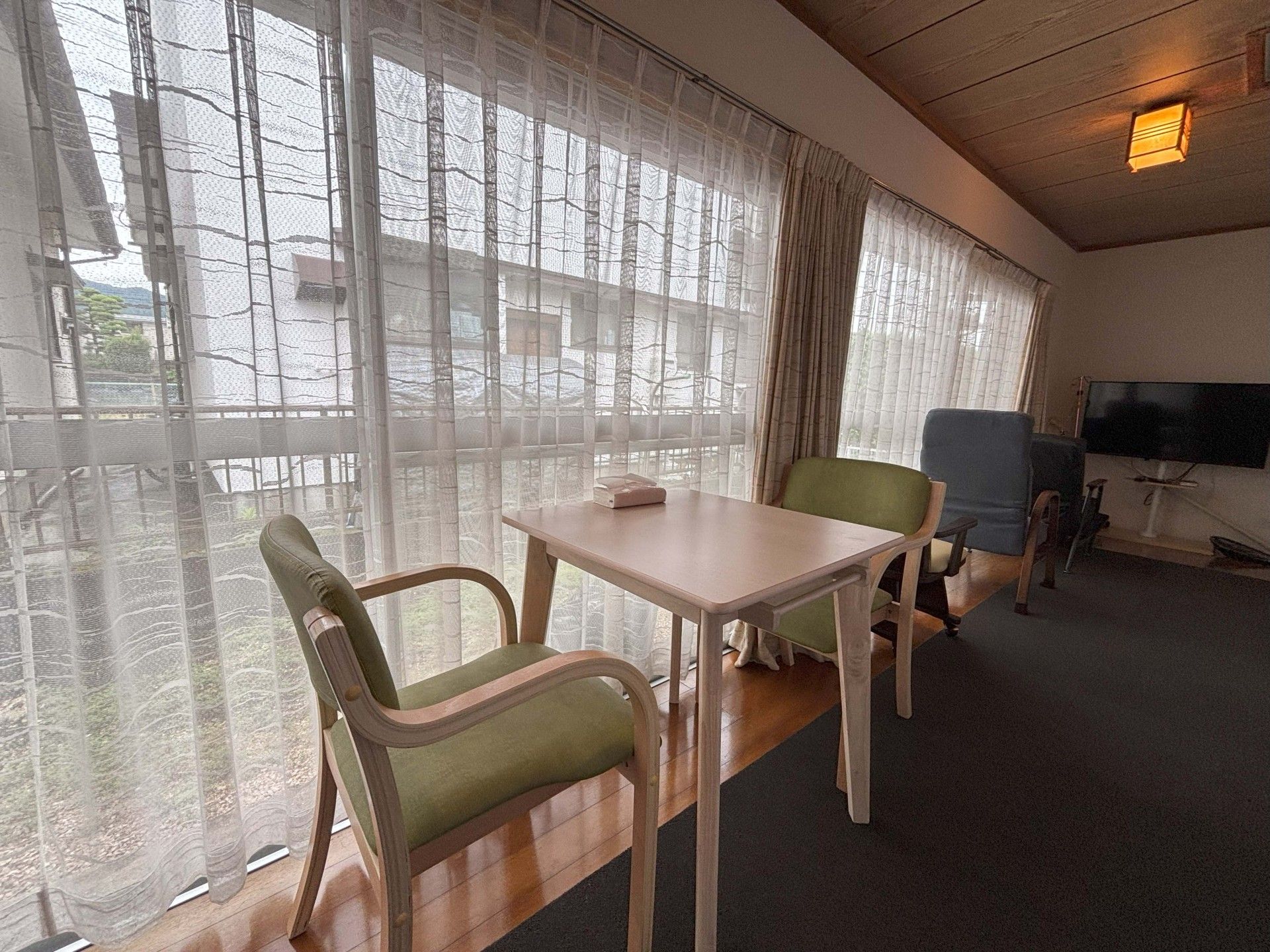 窓際のくつろぎスペース