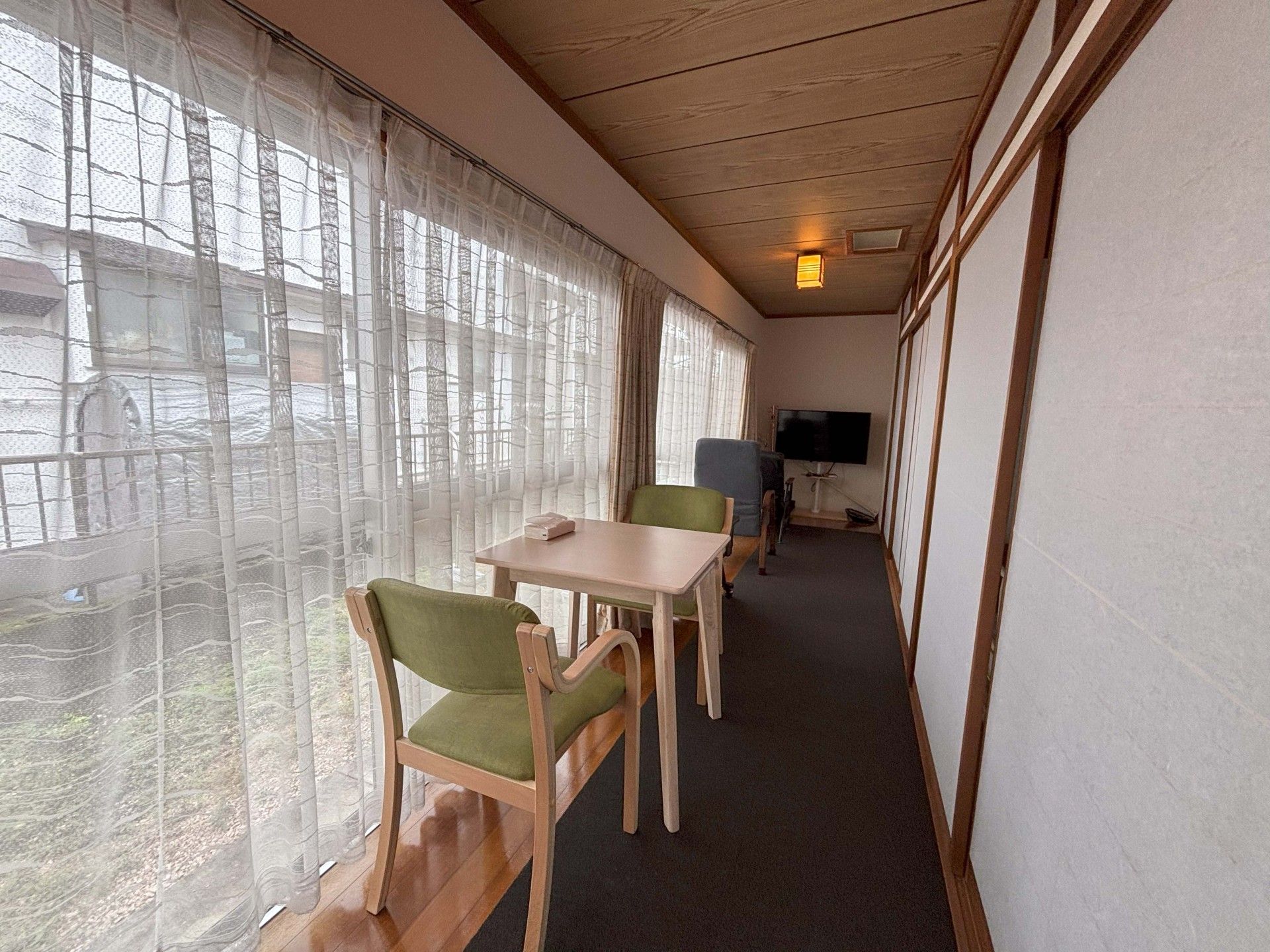 日差しが差し込む廊下