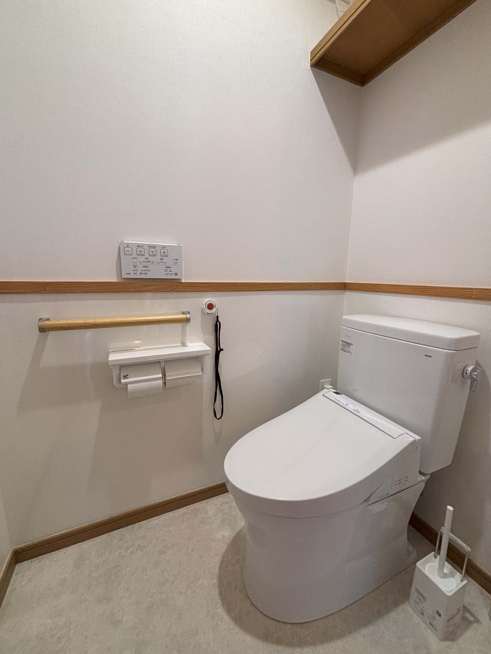 手すり付きのトイレ