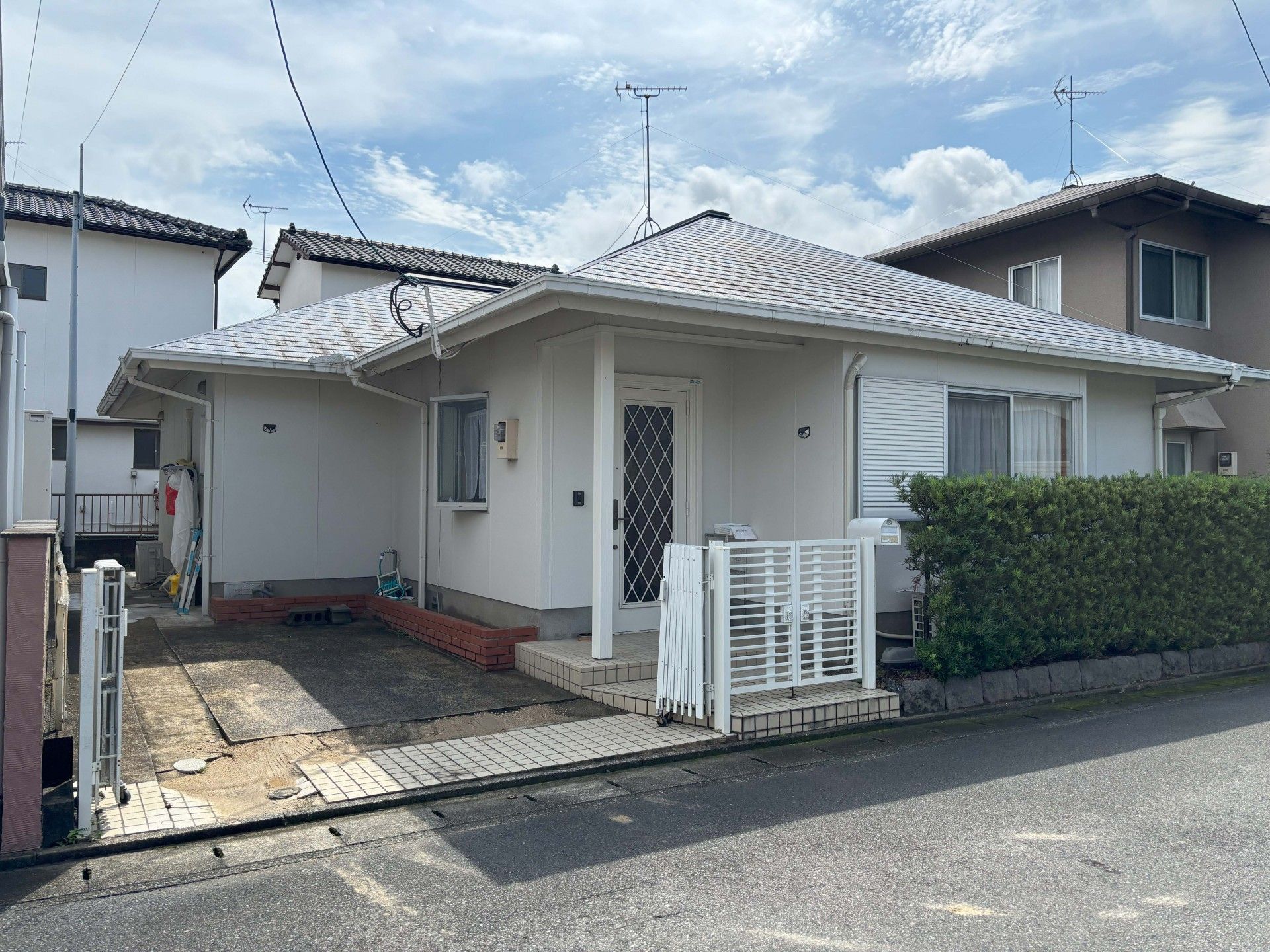 白い外壁の建物