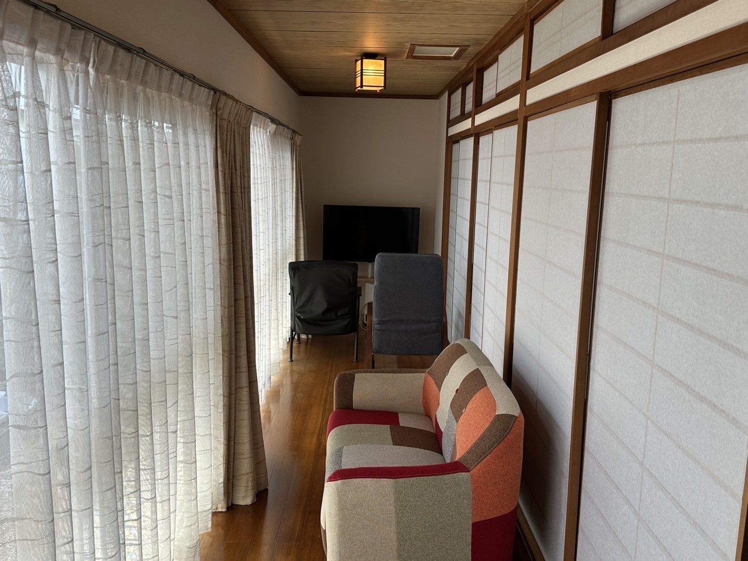 車いすに座っている男性と寄り添う介護スタッフ