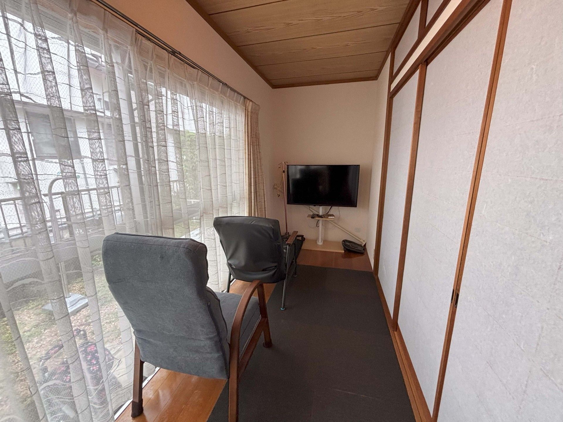 窓際の椅子とテレビ