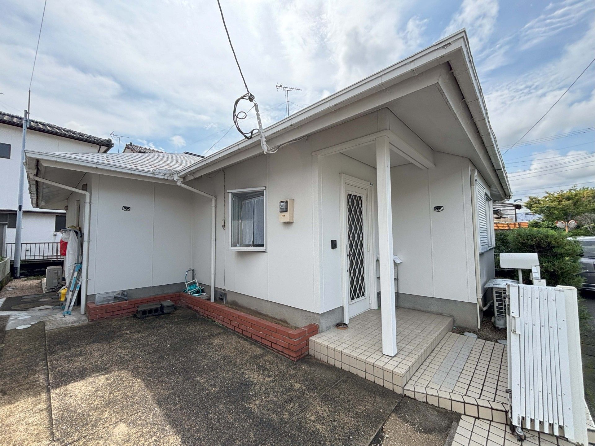 白い外壁の建物