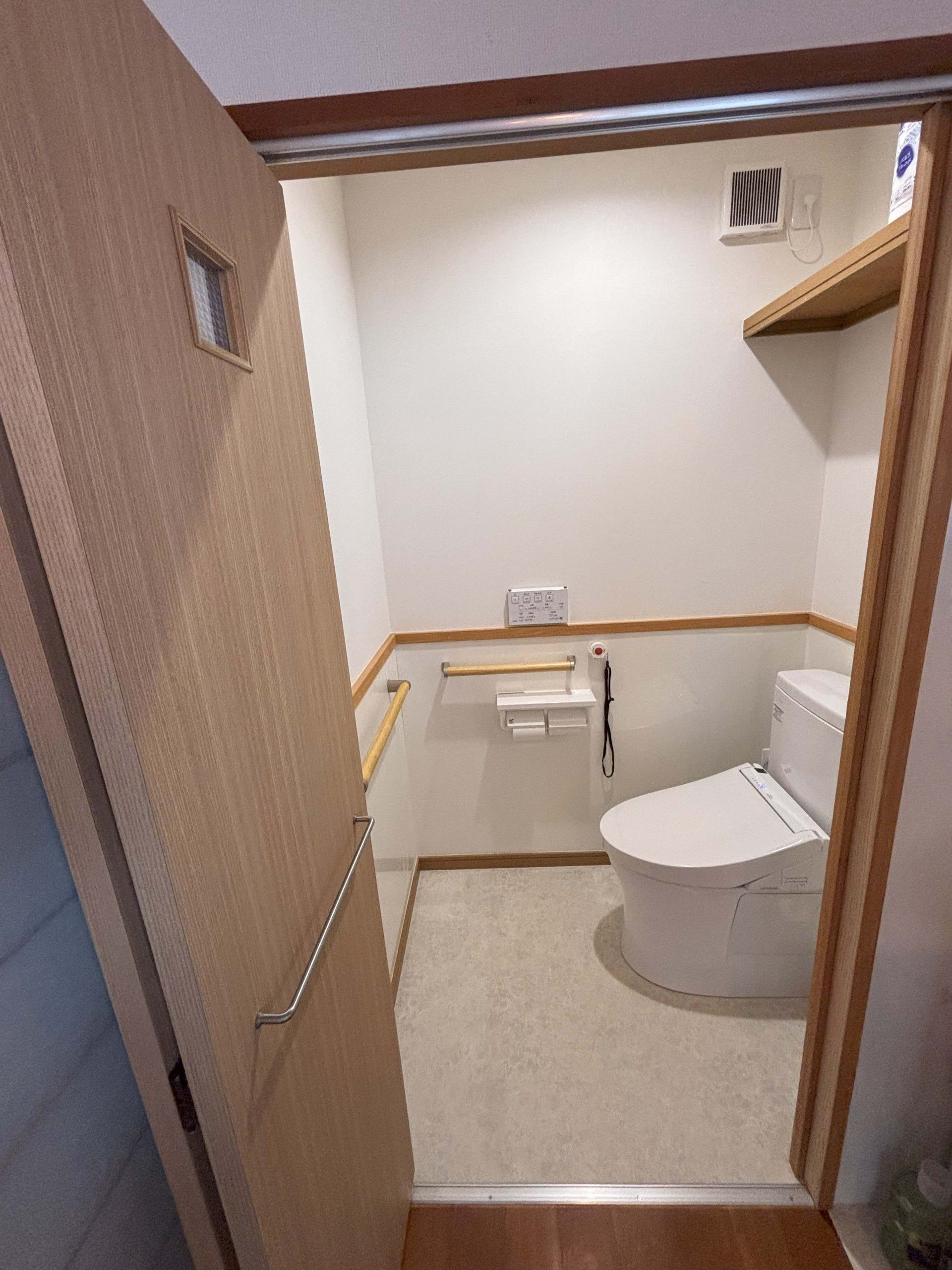 手すり付きのトイレ