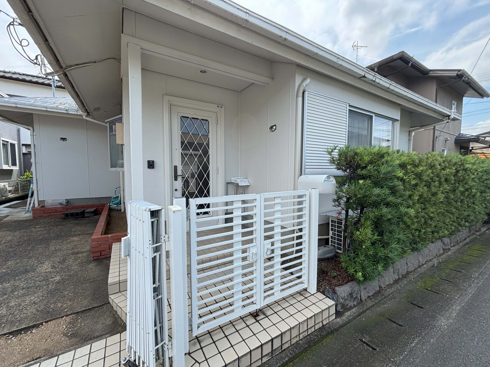 白い門のある玄関