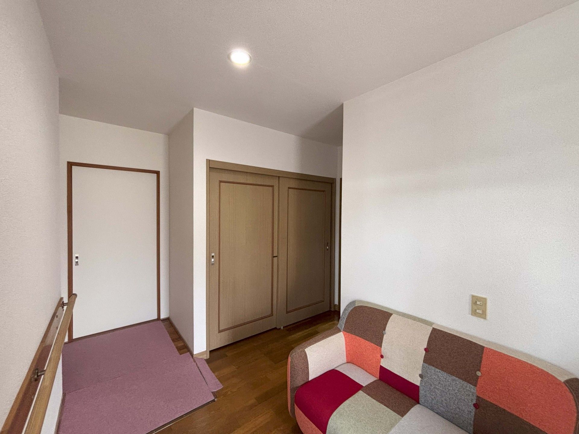 カラフルなソファのある廊下