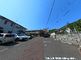 広々とした駐車場のある建物