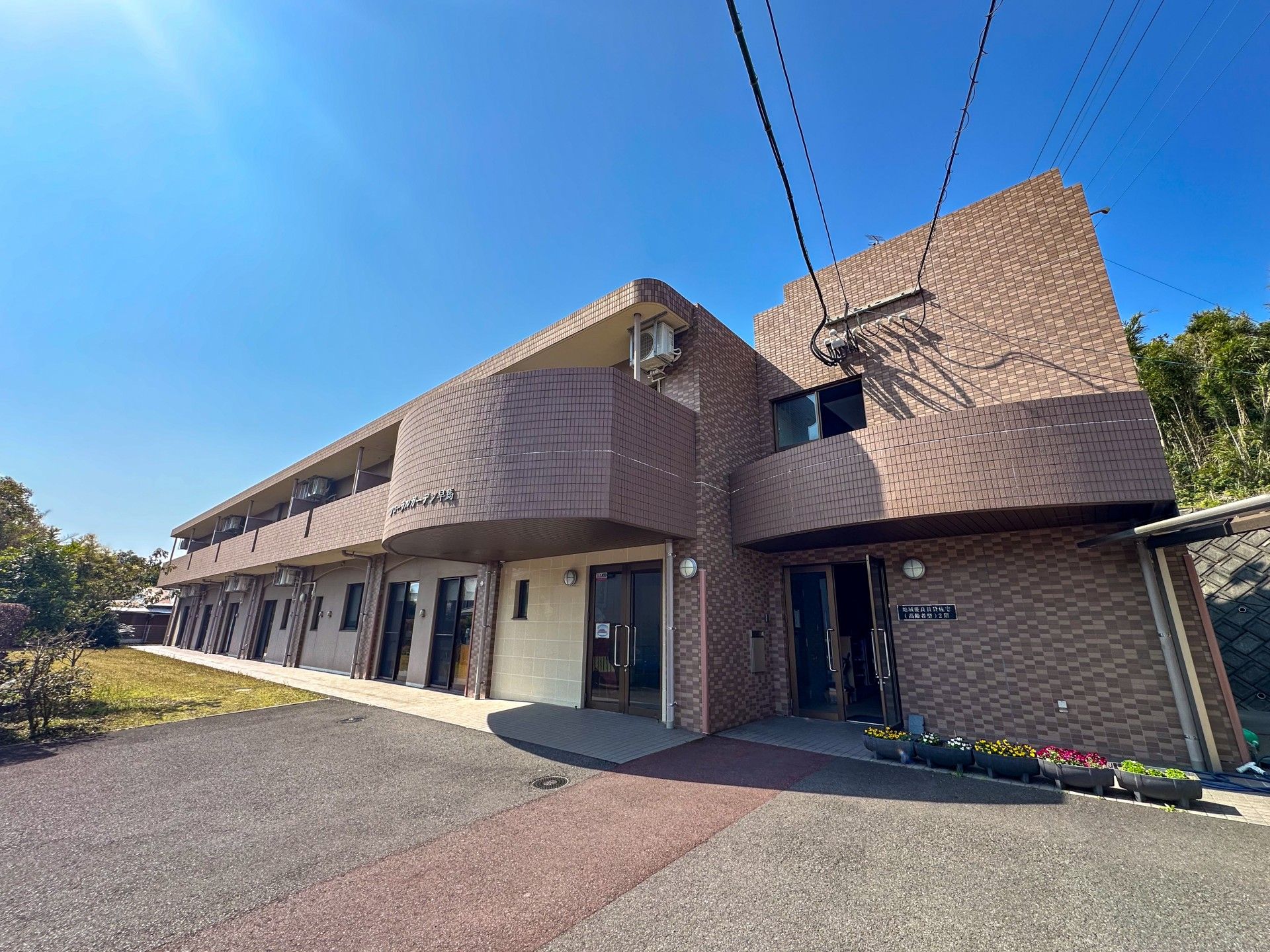 日差しが差し込む建物外観