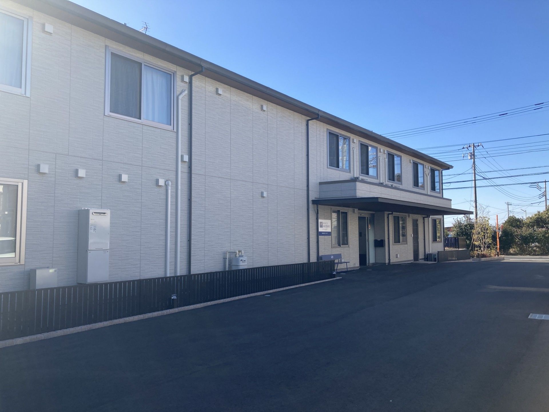 日差しが差し込む建物外観