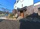 落ち着いた住宅街の建物外観
