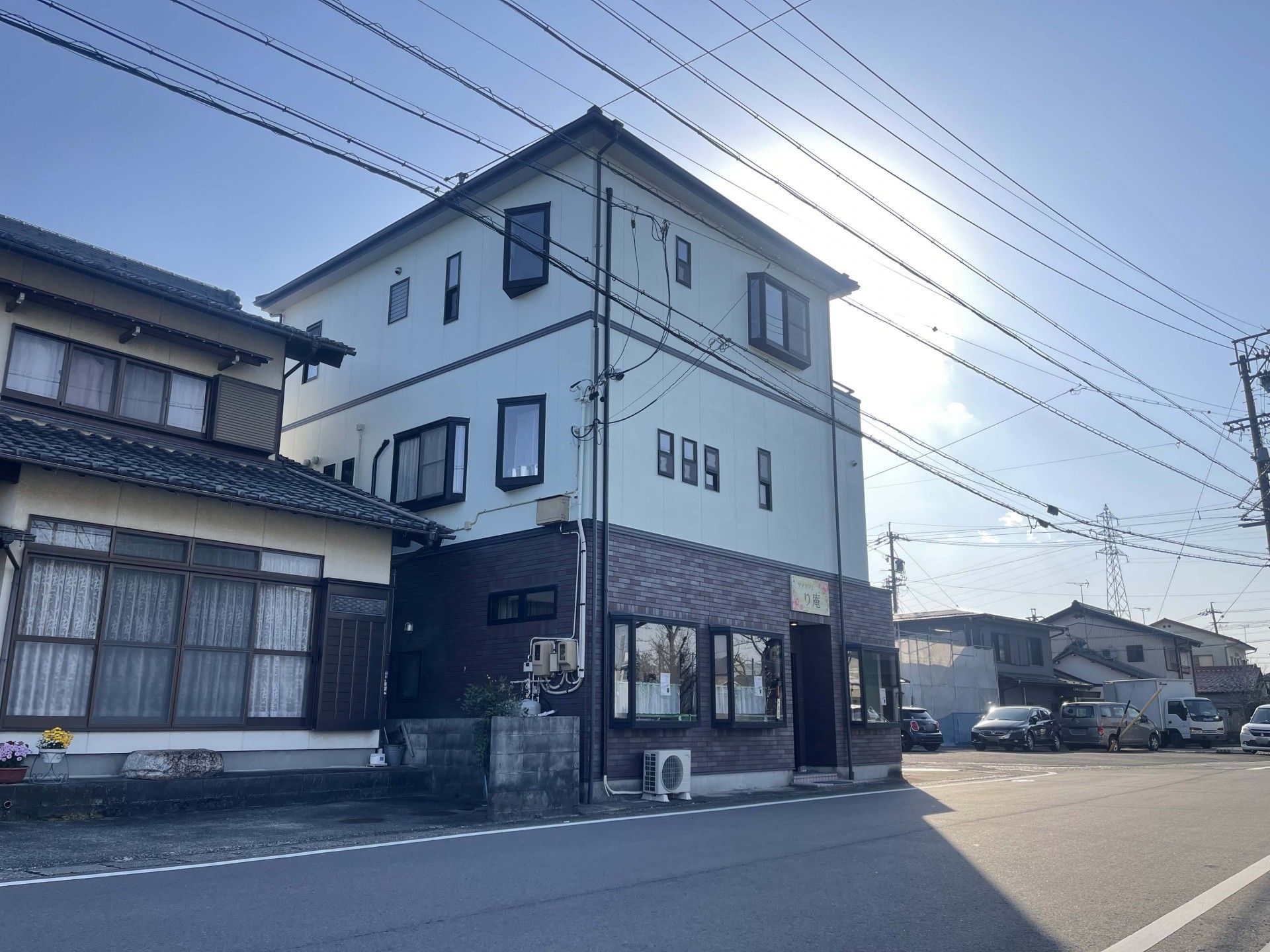 通りに面した建物