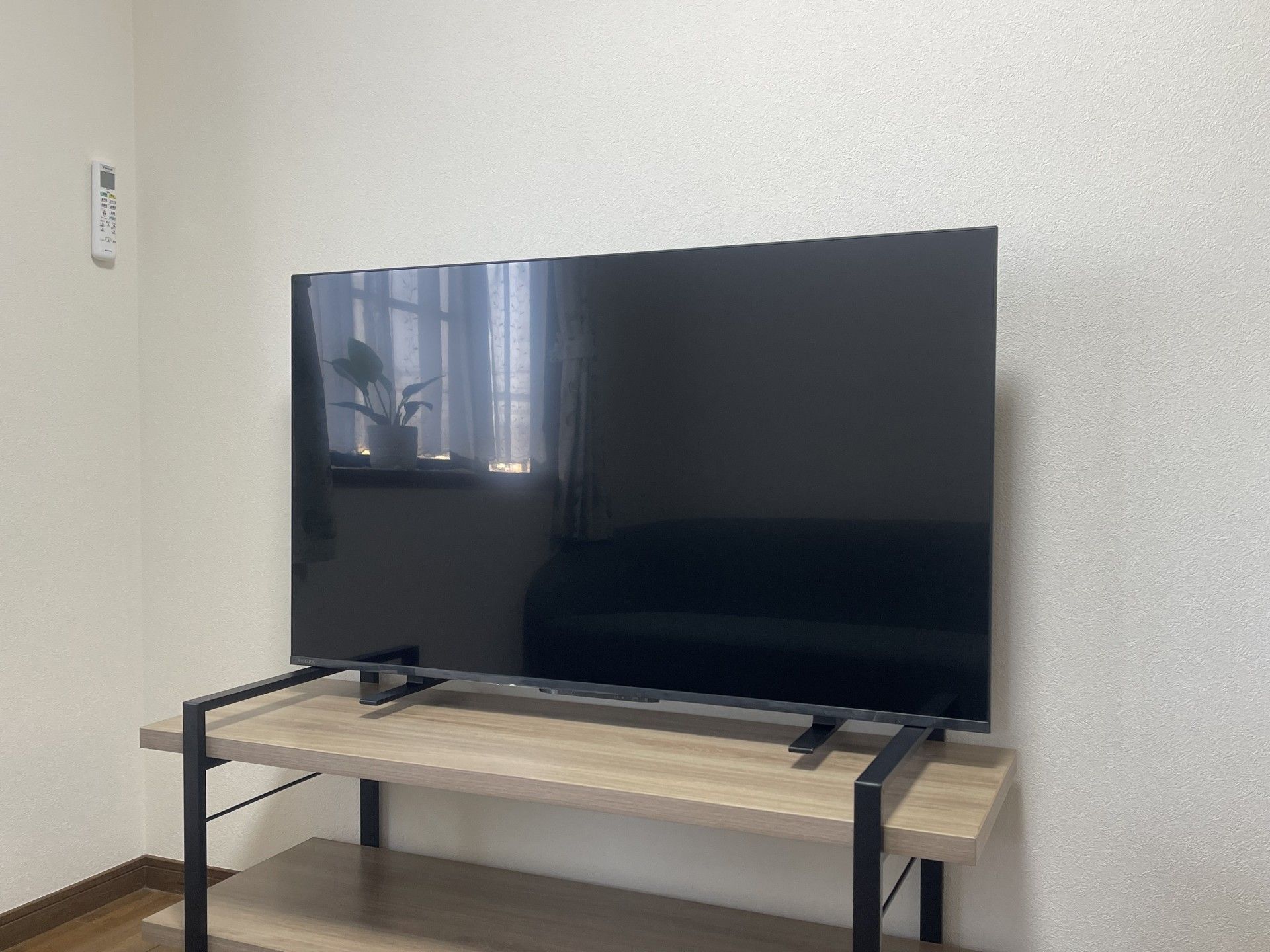 テレビと窓辺の風景