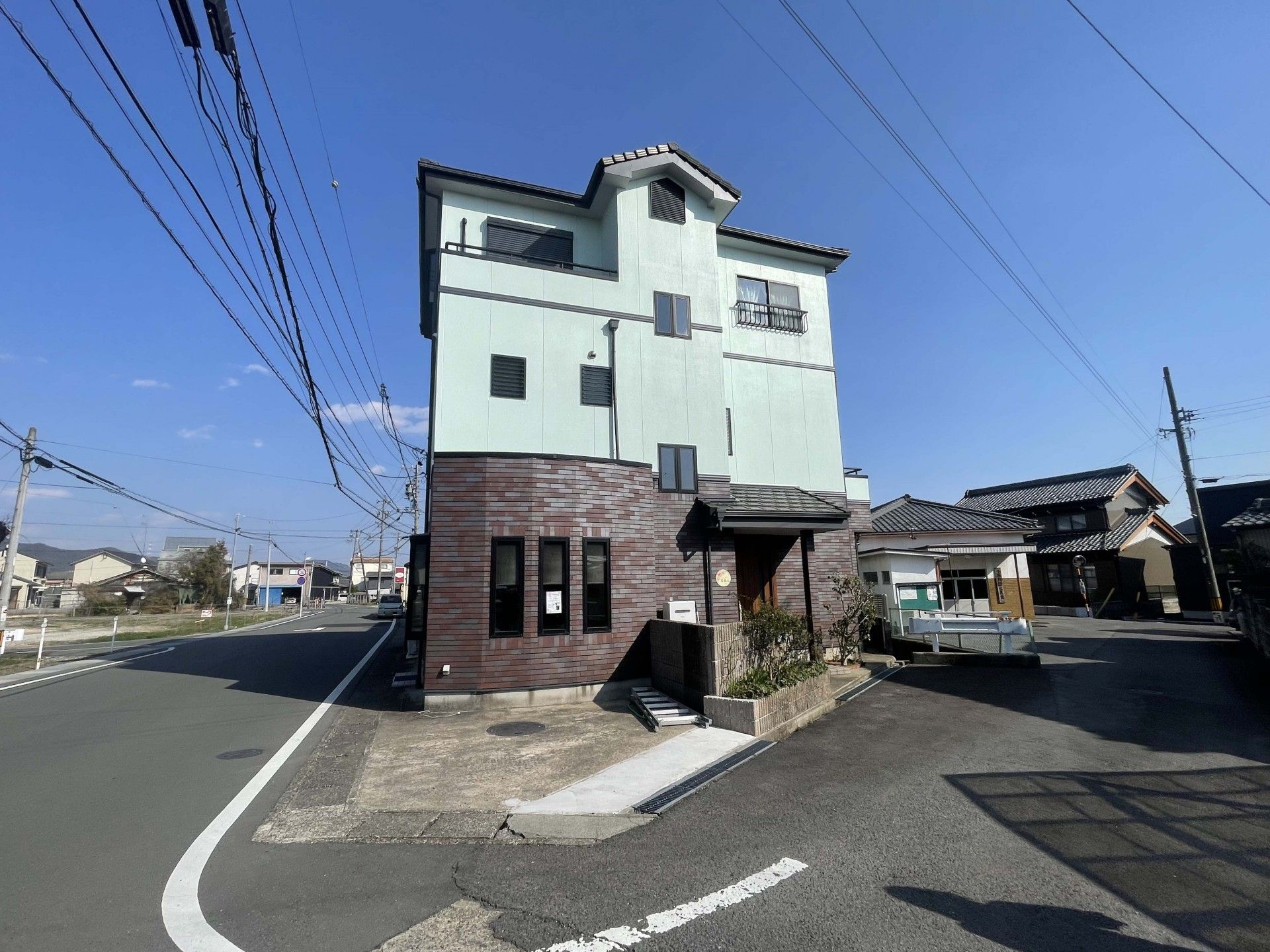 三階建ての建物外観