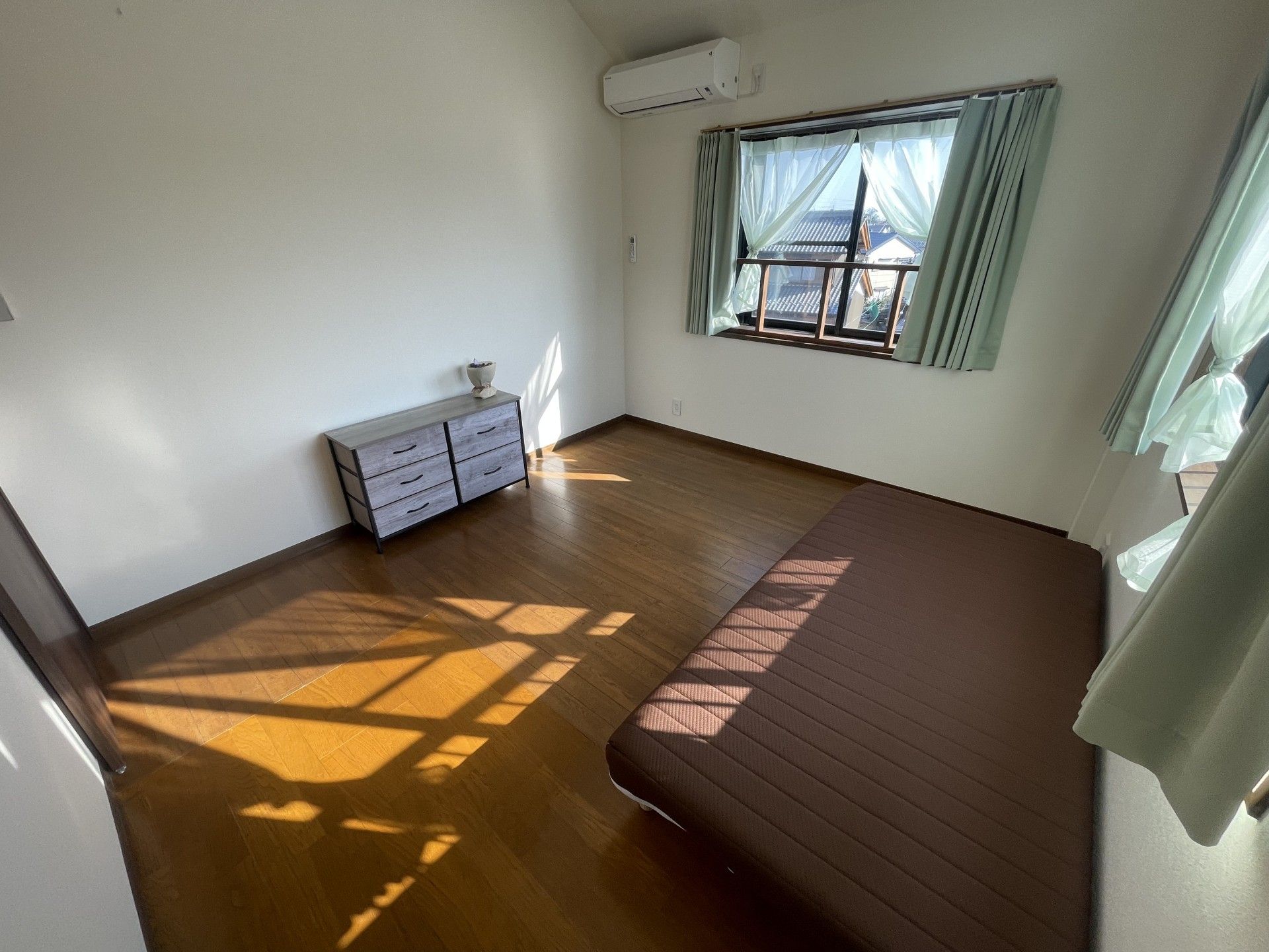 日差しが差し込む部屋