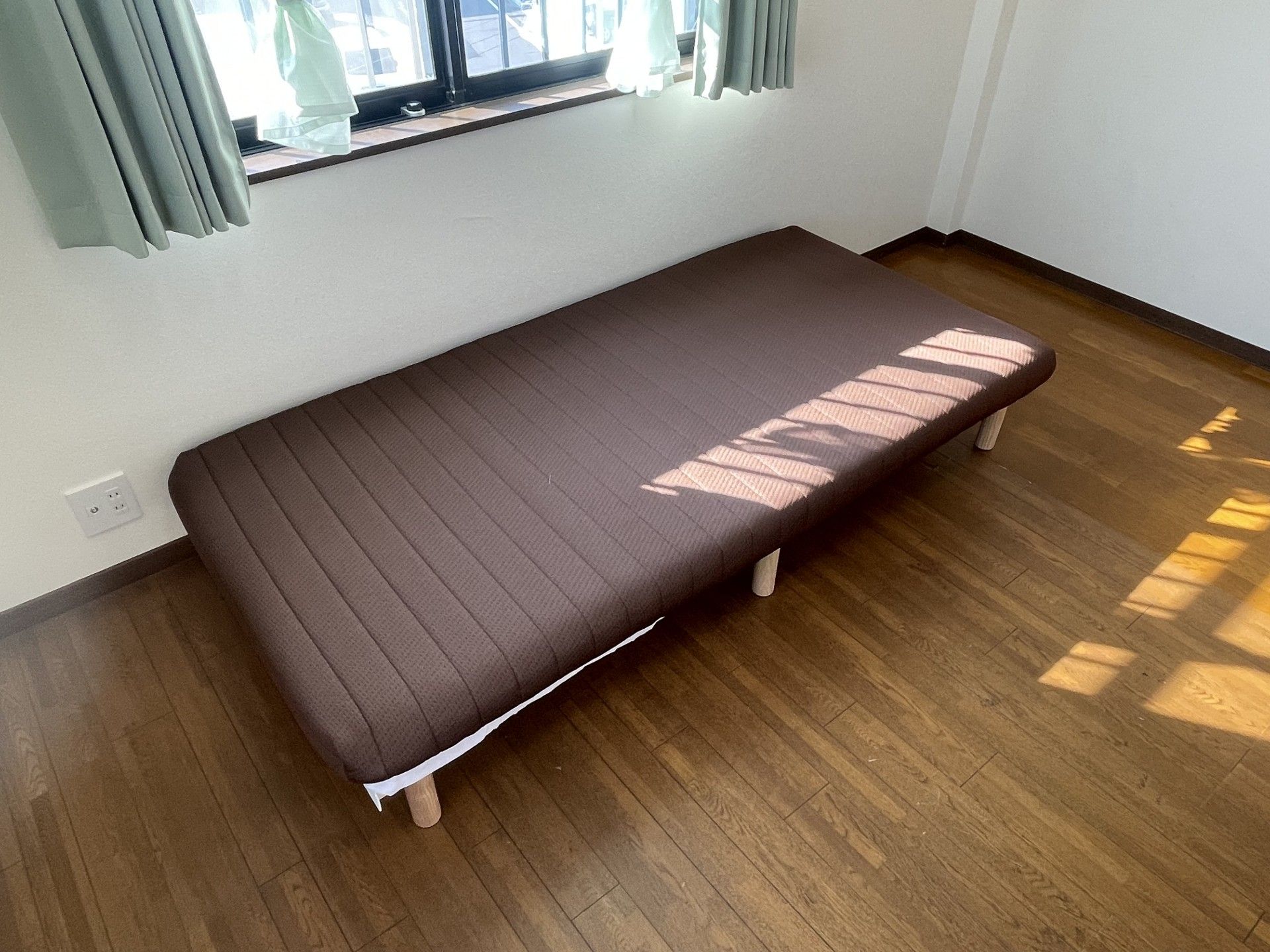 日差しが差し込むベッド