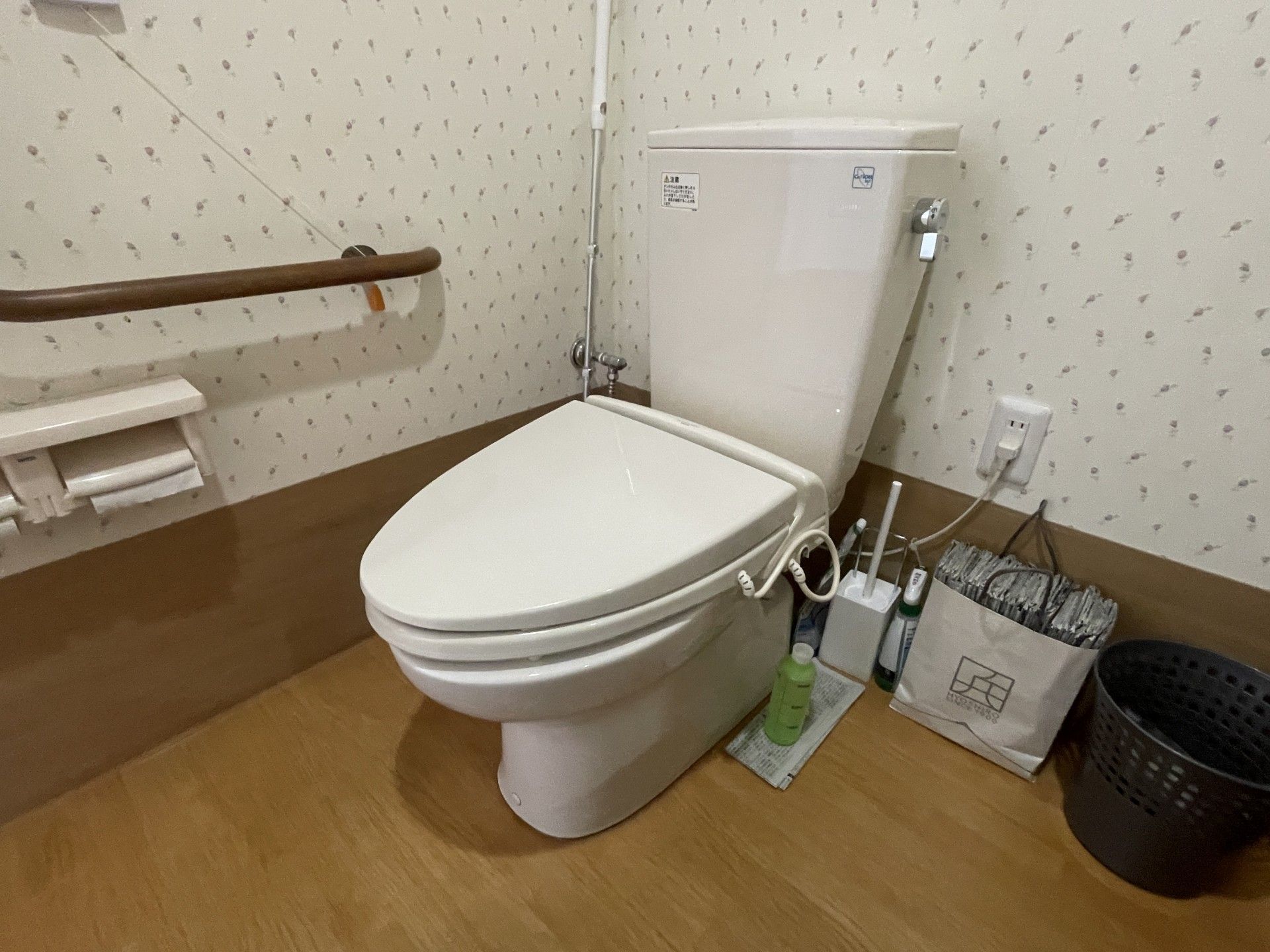 手すり付きのトイレ