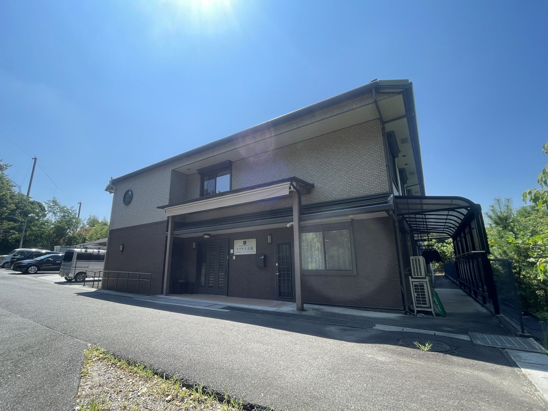 日差しが差し込む建物外観