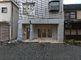 静かな通りに面した建物
