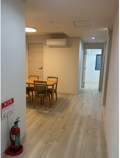 椅子とテーブルがセットされている談話スペース