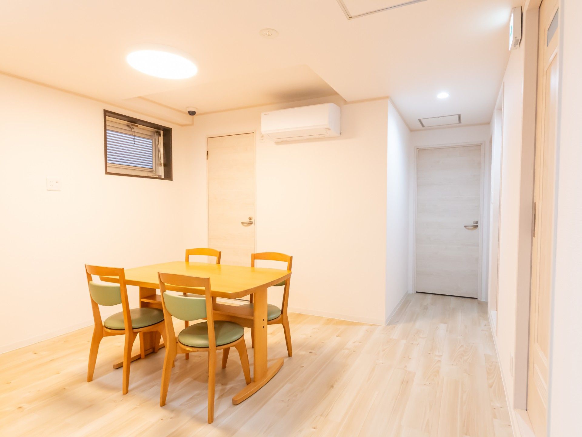 木製テーブルと椅子の部屋