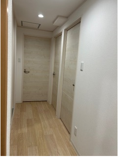 両端に複数の居室がある広くて長い廊下