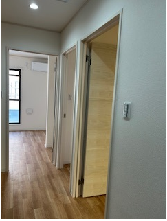 入り口が開放されている3つの部屋