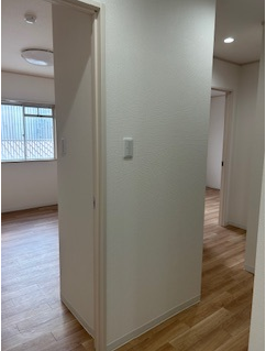 中央に柱がある居室の出入り口
