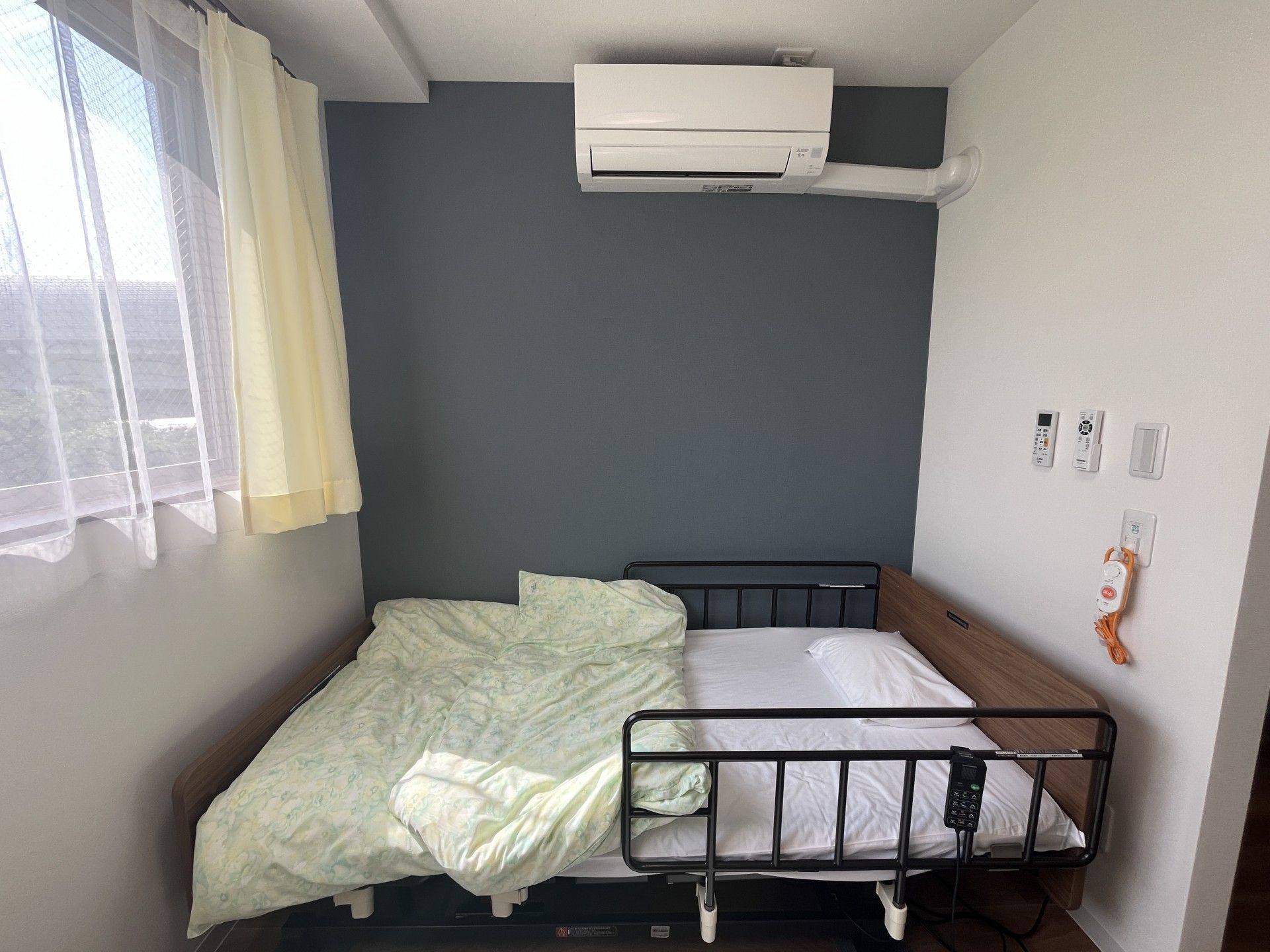 快適なベッドのある部屋