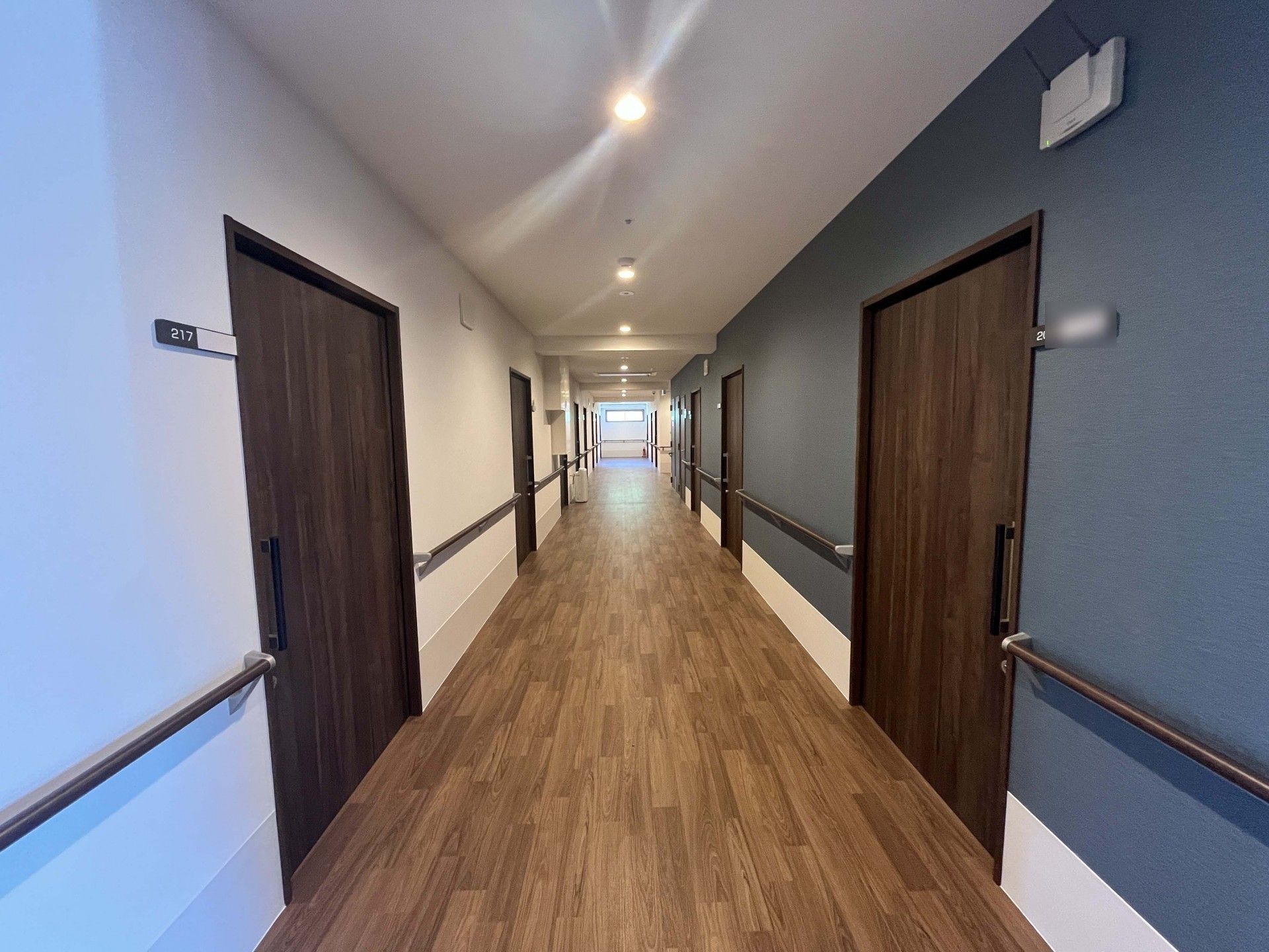 手すり付きの長い廊下