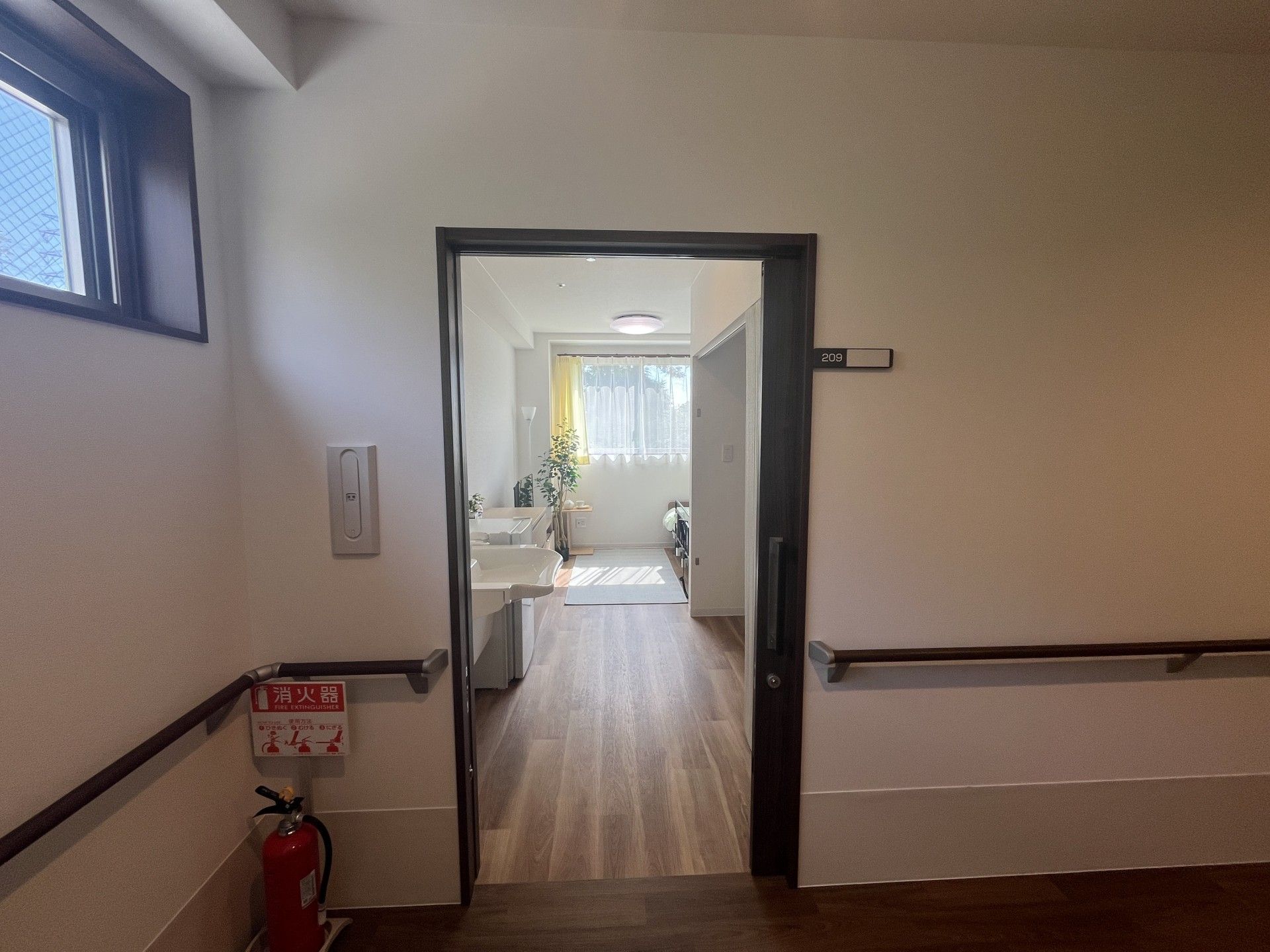 明るい個室の入口