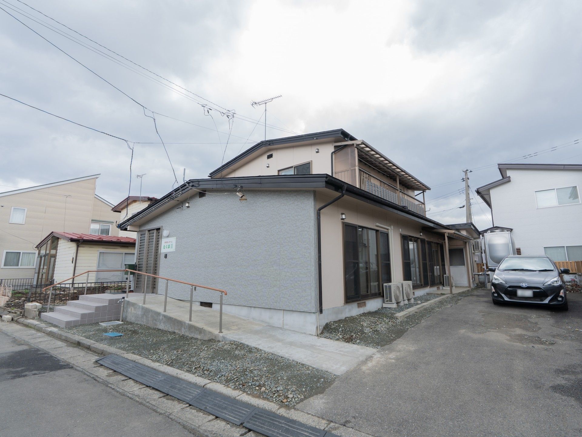 落ち着いた外観の建物